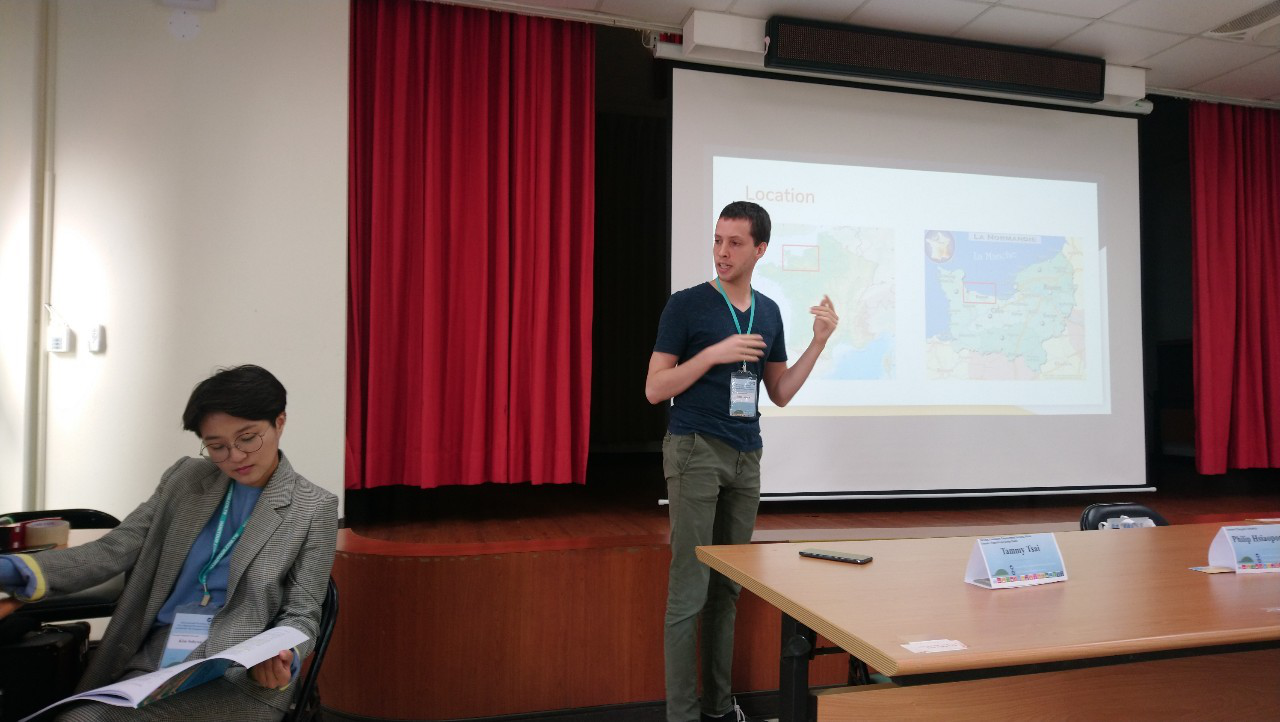 Kim Sohyun assists Jules Legouis during his presentation.（Photo by the College of Social Sciences）